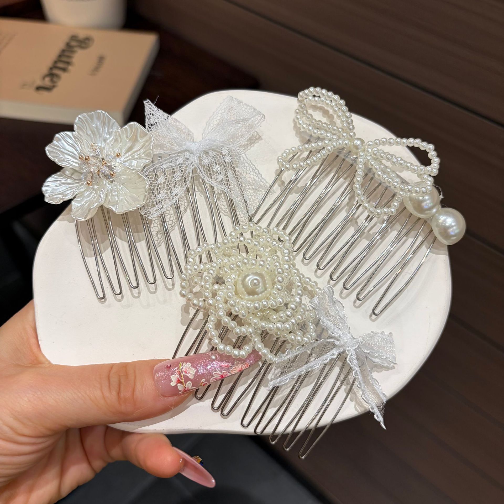 Hi Tech Accessories - Pente de cabelo floral com pérolas,